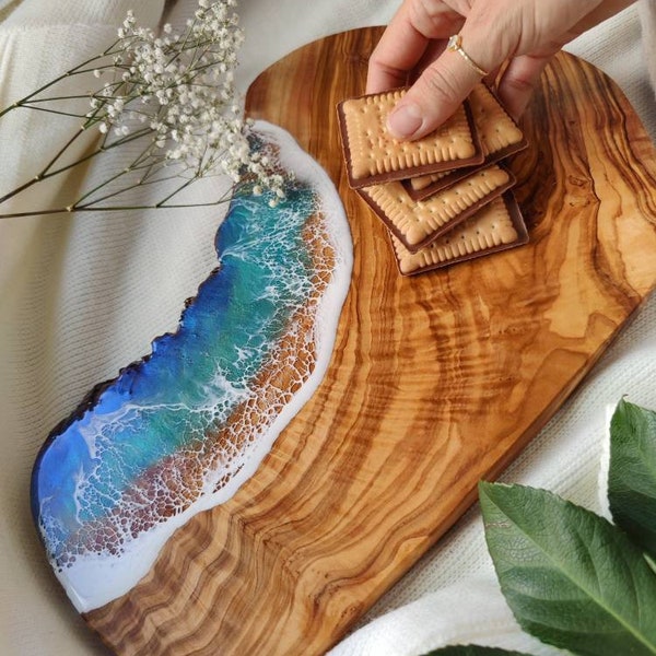 Personalisiertes Olivenholzbrett mit Welle aus Resin, handgemachtes Unikat perfekt als Highlight für Zuhause oder Geschenk