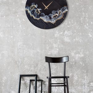 Elegante Harz Uhr mit goldenen Spiegelakzenten – perfekte Wanddeko für Wohnzimmer, Büro oder Praxis.