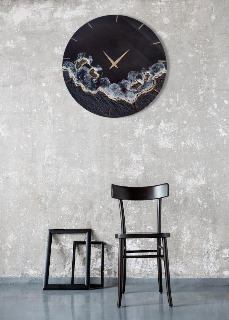 Elegante Harz Uhr mit goldenen Spiegelakzenten – perfekte Wanddeko für Wohnzimmer, Büro oder Praxis.