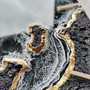 Edle Wanddeko Uhr in Schwarz und Gold – handmade aus Epoxidharz mit strukturierter Oberfläche.