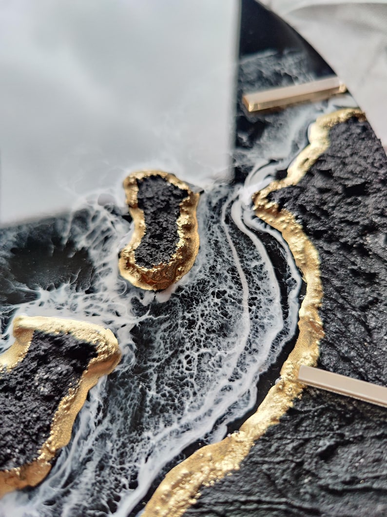Edle Wanddeko Uhr in Schwarz und Gold – handmade aus Epoxidharz mit strukturierter Oberfläche.