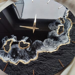 Runde Harz Uhr mit modernem Design – goldene Details und ruhiges Quarzwerk für stilvolle Räume.