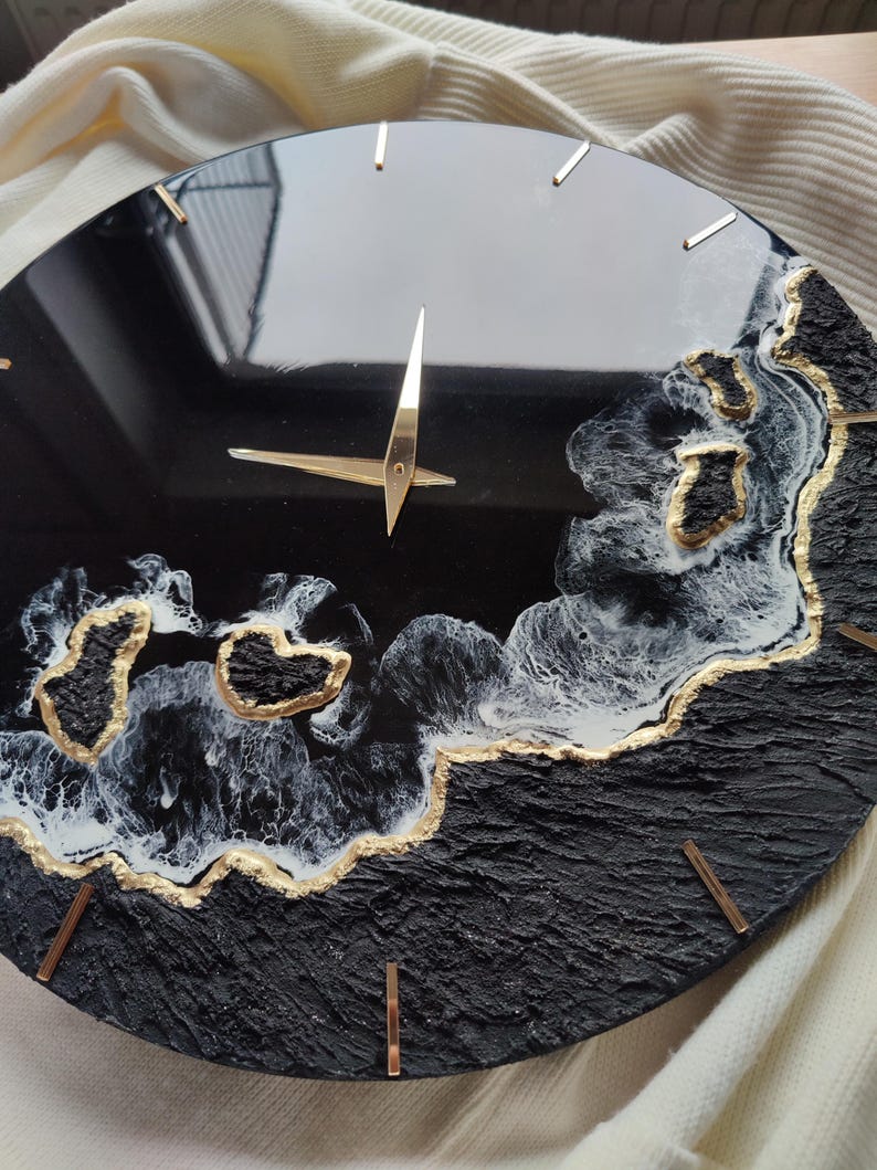 Runde Harz Uhr mit modernem Design – goldene Details und ruhiges Quarzwerk für stilvolle Räume.