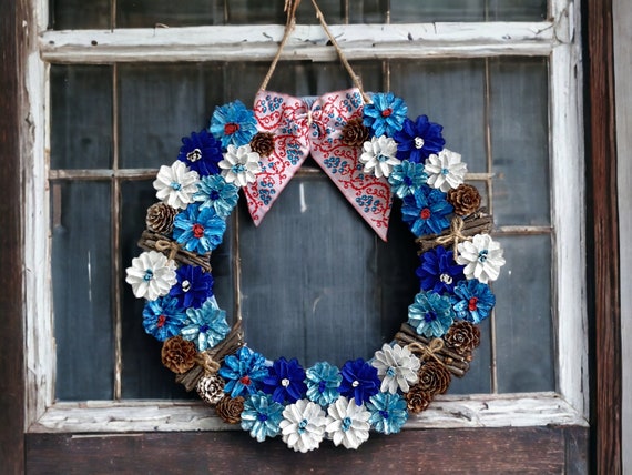 Decorative wreath with pinecones - Traditional design - Blue, White and Wood