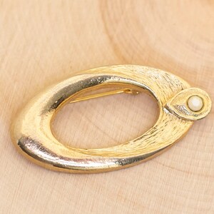Vintage Oval Ring Gold Tone Fashionable Brooch by Gerry&#39;s - B10