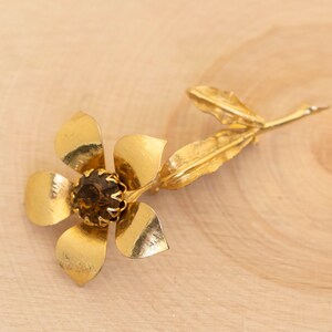 Vintage Elegant Gold Tone Art Nouveau Flower Brooch - B9