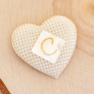 Broche Vintage Mother of Pearl C Letter Heart Broche - B12
