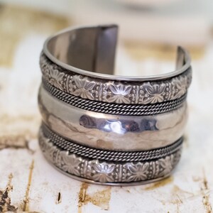 7 inch, Vintage Silver Tone Floral Beautiful Thick Cuff Bracelet - BX9