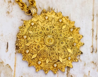 54 inch, Vintage Floral Stylized Intricate Pendant Gold Tone Necklace by New York - B17