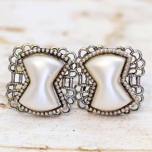 Vintage Hourglass-shaped Faux Pearl Silver Tone Screwback Earrings - BL1