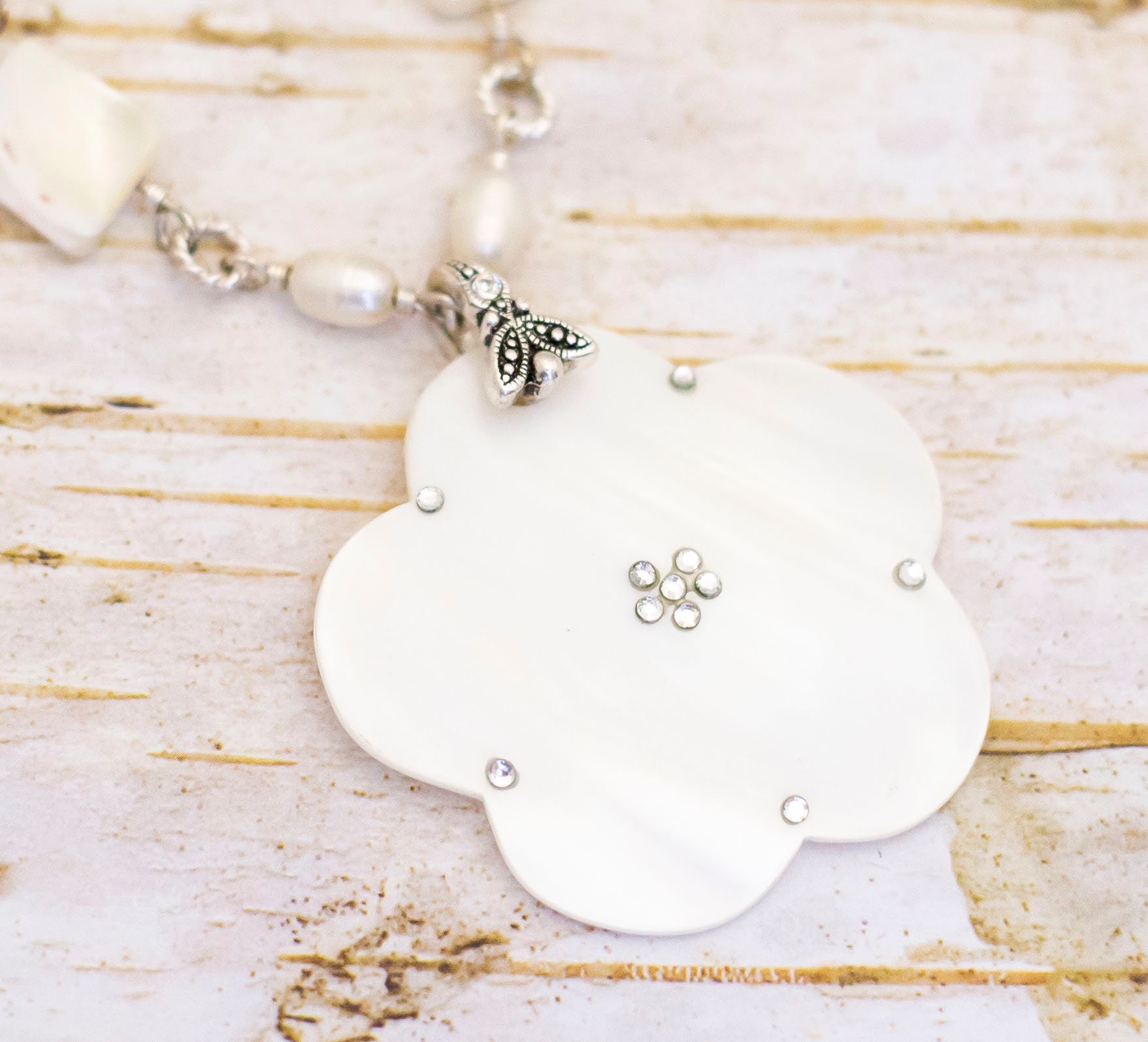 18 Inch, Vintage Silver Tone Mother of Pearl Floral Necklace