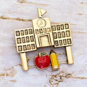Vintage moderne schoolgebouw goudkleurige broche - BR1