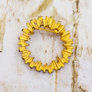 Vintage Geometric Ring Circular Gold Tone Brooch - B19