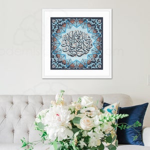 Pu&ograve; includere: Una stampa d'arte calligrafica islamica incorniciata con motivi geometrici blu, marroni e bianchi. La stampa presenta una scrittura araba in un design a forma di stella.