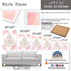 Może przedstawiać: Islamski druk kaligraficzny w kolorze r&oacute;żowym i złotym z sura Al-Ikhlas, rozdziałem o czystości z Koranu, w białej ramie. Druk dostępny jest w r&oacute;żnych rozmiarach, od 30,5 cm x 40,6 cm do 71,1 cm x 101,6 cm. Druk jest gotowy do powieszenia na ścianie za pomocą wieszaka z ząbkami, zapewniającego płaskie mocowanie.
