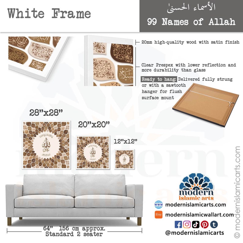 Puede incluir: Impresiones en lienzo enmarcadas en blanco con los 99 nombres de Al&aacute; en caligraf&iacute;a &aacute;rabe. Las impresiones est&aacute;n disponibles en tres tama&ntilde;os: 71 cm x 71 cm, 51 cm x 51 cm y 30 cm x 30 cm. Las impresiones se muestran colgadas sobre un sof&aacute; gris.