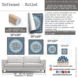 Pu&ograve; includere: Una stampa d'arte islamica arrotolata con un design geometrico blu e bianco. La stampa &egrave; disponibile in diverse dimensioni, tra cui 12x12 pollici, 20x20 pollici, 28x28 pollici, 32x32 pollici e 40x40 pollici. La stampa &egrave; mostrata su un divano con una seduta larga 64 pollici.