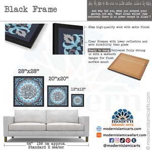 Pu&ograve; includere: Una stampa d'arte islamica incorniciata in nero con motivi geometrici blu e grigi e calligrafia araba. La stampa &egrave; disponibile in tre dimensioni: 71 cm x 71 cm, 51 cm x 51 cm e 30 cm x 30 cm. La stampa &egrave; mostrata sopra un divano grigio.