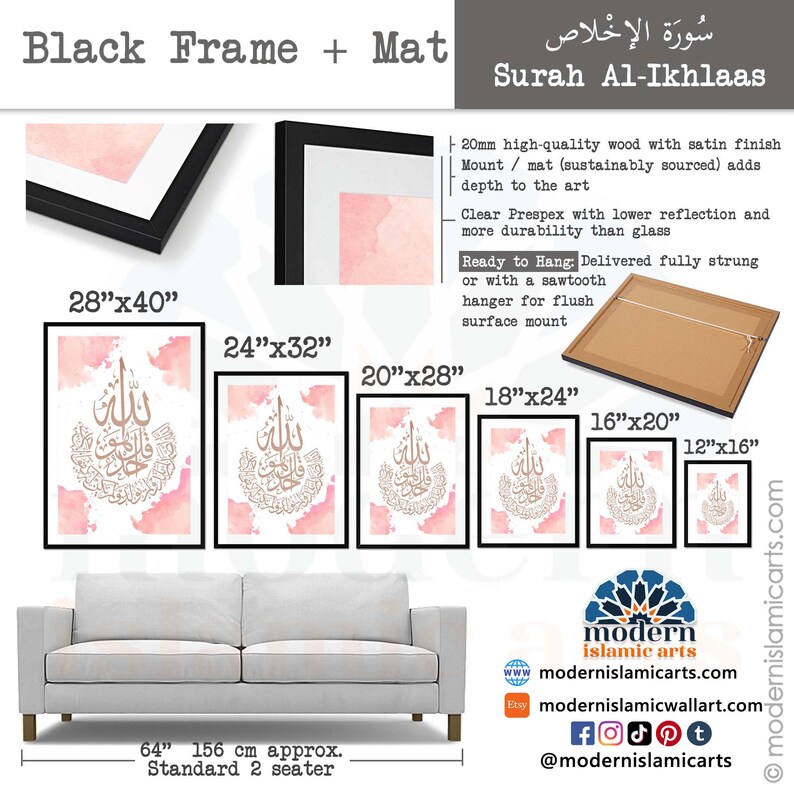 Może przedstawiać: Cyfrowy wydruk Sūry al-Ikhlās w kaligrafii arabskiej na r&oacute;żowym tle akwarelowym. Wydruk dostępny jest w r&oacute;żnych rozmiarach, od 12x16 cali do 28x40 cali. Wydruk jest oprawiony w czarną ramę i passe-partout.