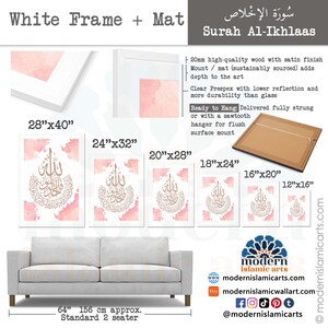 Może przedstawiać: Wydruk w ramie z kaligrafią islamską w złotym piśmie na r&oacute;żowym tle akwarelowym. Wydruk jest dostępny w r&oacute;żnych rozmiarach, od 12x16 cali do 28x40 cali. Rama jest biała z passe-partout, a wydruk jest gotowy do powieszenia.