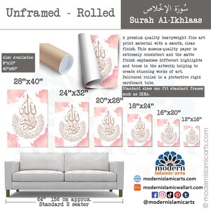 Może przedstawiać: Aquarelowy wydruk w kolorze r&oacute;żowym i złotym islamskiej sury Al-Ikhlas, dostępny w r&oacute;żnych rozmiarach, w tym 28x40 cali, 24x32 cali, 20x28 cali, 18x24 cali, 16x20 cali i 12x16 cali. Wydruk jest zwinięty w ochronną tubę i pasuje do standardowych ram.