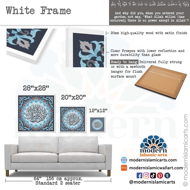 Pu&ograve; includere: Una stampa d'arte islamica incorniciata in bianco con motivi geometrici blu e grigi e calligrafia araba. La stampa &egrave; disponibile in tre dimensioni: 71 cm x 71 cm, 51 cm x 51 cm e 30 cm x 30 cm. La stampa &egrave; mostrata sopra un divano grigio.