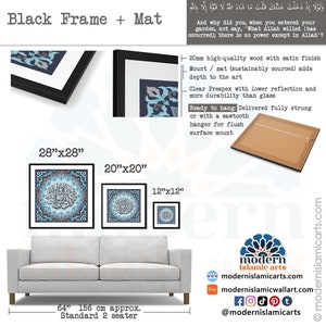 Pu&ograve; includere: Una stampa d'arte islamica incorniciata con motivi geometrici blu e marroni e calligrafia araba. La stampa &egrave; disponibile in tre dimensioni: 71 cm x 71 cm, 51 cm x 51 cm e 30 cm x 30 cm. La cornice &egrave; nera e il passepartout &egrave; bianco. La stampa &egrave; pronta per essere appesa con un gancio a dente di sega per un montaggio a filo.