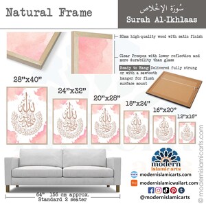 Może przedstawiać: Islamski druk kaligraficzny w kolorze r&oacute;żowym i złotym z tekstem arabskim "Sura Al-Ikhlaas" w naturalnej drewnianej ramie. Druk dostępny jest w r&oacute;żnych rozmiarach, od 12 cali na 16 cali do 28 cali na 40 cali. Obraz przedstawia r&oacute;wnież standardową dwuosobową sofę, aby zilustrować rozmiar wydruku.