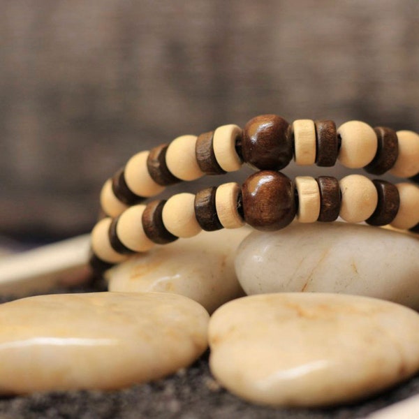 Pulsera cuentas madera surfero boho. Abalorios de madera y antelina