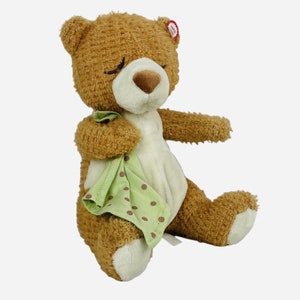 Hallmark Cards 9" Sleepy Time Talking Teddy Bear Pluche Groene Deken Nap Lovey