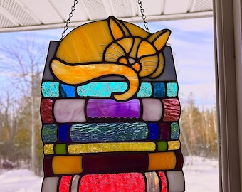 Gato de vidrieras sobre libros