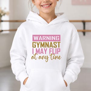 Advertencia: la gimnasta podría volcarse. Sudadera de gimnasia personalizada. Personalízala con colores y nombre. Gimnasia para niñas. Sudadera con capucha de gimnasta con purpurina. Danza.