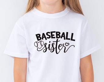 Może przedstawiać: Biała koszulka z czarnym napisem "BASEBALL sister". Projekt zawiera baseball i dwa serca. Koszulka z krótkim rękawem jest noszona przez osobę.