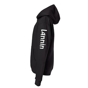 Puede incluir: Sudadera con capucha negra con capucha y bolsillo delantero. La palabra "Lannin" est&aacute; impresa verticalmente en blanco en la manga izquierda. La sudadera con capucha est&aacute; hecha de un material suave.