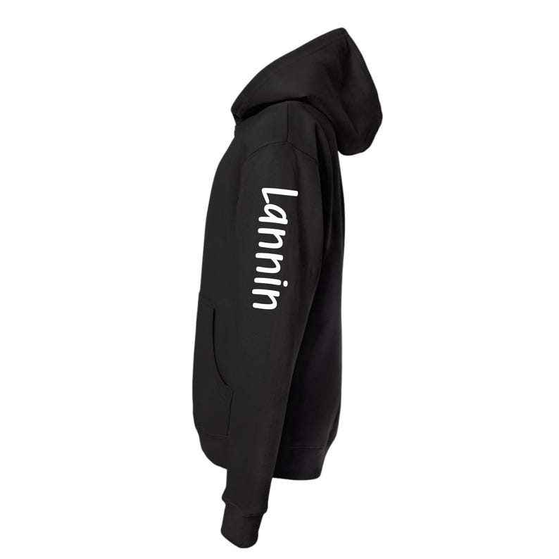 Puede incluir: Sudadera con capucha negra con capucha y bolsillo delantero. La palabra "Lannin" est&aacute; impresa verticalmente en blanco en la manga izquierda. La sudadera con capucha est&aacute; hecha de un material suave.