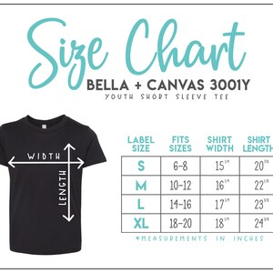 Puede incluir: Una camiseta negra de manga corta para j&oacute;venes con una tabla de tallas. La tabla muestra las tallas S, M, L y XL, con las tallas correspondientes, anchos y largos de camisa en pulgadas. El texto "Size Chart" est&aacute; en fuente turquesa.