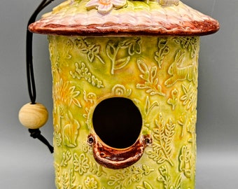 Casetta per gli uccelli fatta a mano in ceramica decorativa Casetta per gli uccelli Arte del cortile Decorazione del patio Decorazione del cortile Decorazione dei funghi Casetta per gli uccelli gialla Regalo per l'arredamento esterno