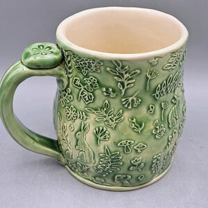 Handgemachte Steinzeug-Tasse, Frühlings-Hasen, Blumen, grüne Keramik 16 oz