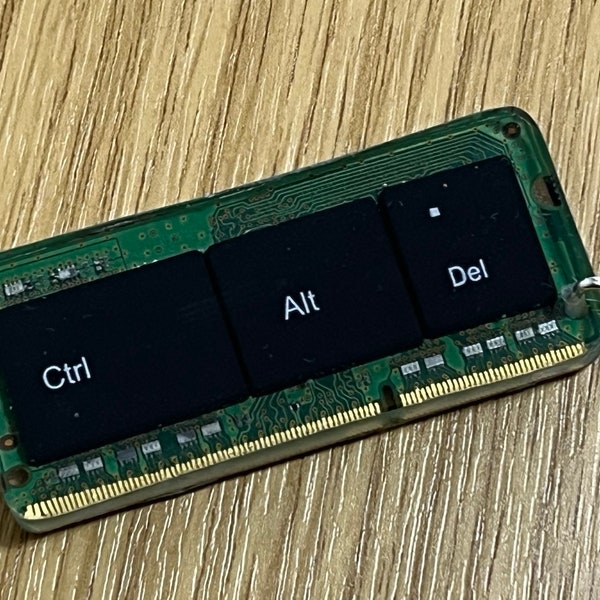 Recycled computer memory keyring/keyfob with CTRL ALT DEL keys set in resin. Ideal gift for computer geek programmer