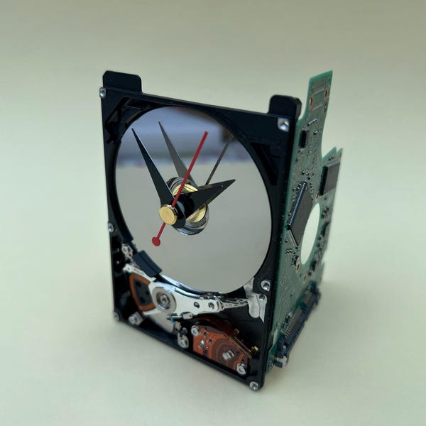 Reloj de escritorio hecho con un disco duro de portátil reciclado: un regalo tecnológico ecológico.