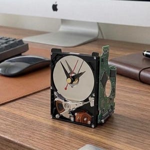 Reloj de escritorio hecho con un disco duro de portátil reciclado: un regalo tecnológico ecológico.