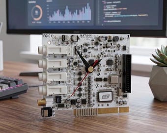 Relógio de mesa feito com placa de som de computador reciclada. Um presente exclusivo para aficionados por informática.