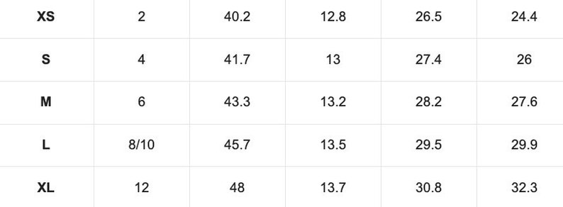 K&ouml;nnte beinhalten: Eine wei&szlig;e Tabelle mit schwarzem Text, der Kleidergr&ouml;&szlig;en-Ma&szlig;e anzeigt. Die Gr&ouml;&szlig;en reichen von XS bis XL, mit entsprechenden Zahlen und Ma&szlig;en in Zentimetern. Die Tabelle enth&auml;lt Brust-, Taillen- und H&uuml;ftma&szlig;e.