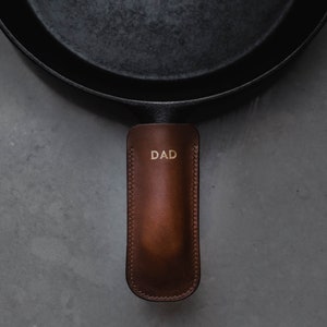 Funda de cuero para mango de sartén de hierro fundido, funda para mango de olla, cuero italiano, cosida a mano, personalizada, monograma, hecha a mano en EE. UU.
