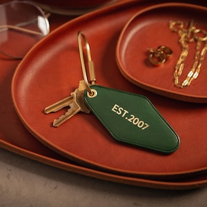 Grüner italienischer Leder Schlüsselanhänger mit Messing-Schlüsselring, Hotel-Motel-Schlüssel, Ovaler Schlüsselring aus massivem Messing, personalisiert, Monogramm, Luxus-Geschenk, USA