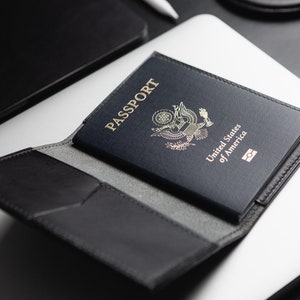 ブラックイタリアンレザーパスポートホルダー、カードスロット付き、パーソナライズ、モノグラム、米国製、旅行ギフト、パスポートウォレットケース、男性へのギフト