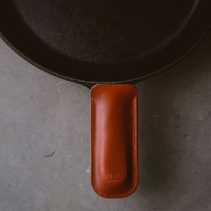Coprimanico in ghisa per padella in pelle, coprimanico per pentola, pelle italiana, cucito a sella, personalizzato, monogramma, fatto a mano negli Stati Uniti, castagna