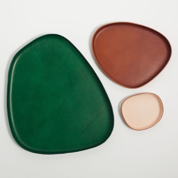 Handgemaakt gegoten Italiaans leren dienblad, genesteld modern organisch minimalistisch decor