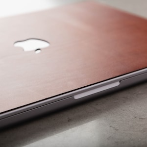 MacBook Pro 16" 2021 Italienische Lederhaut für vordere Rückseite mit Apple Logo Cut Out, Personalisiert, Kastanie, Leder Aufkleber, 3M, Precision Cut