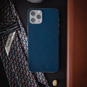 iPhone 12 Pro Max Peau en cuir, Personnalisé, Monogramme, Poignée en cuir de luxe mince, Feuille d’or, Adhésif 3M, États-Unis, 5 couleurs, Peau personnalisée